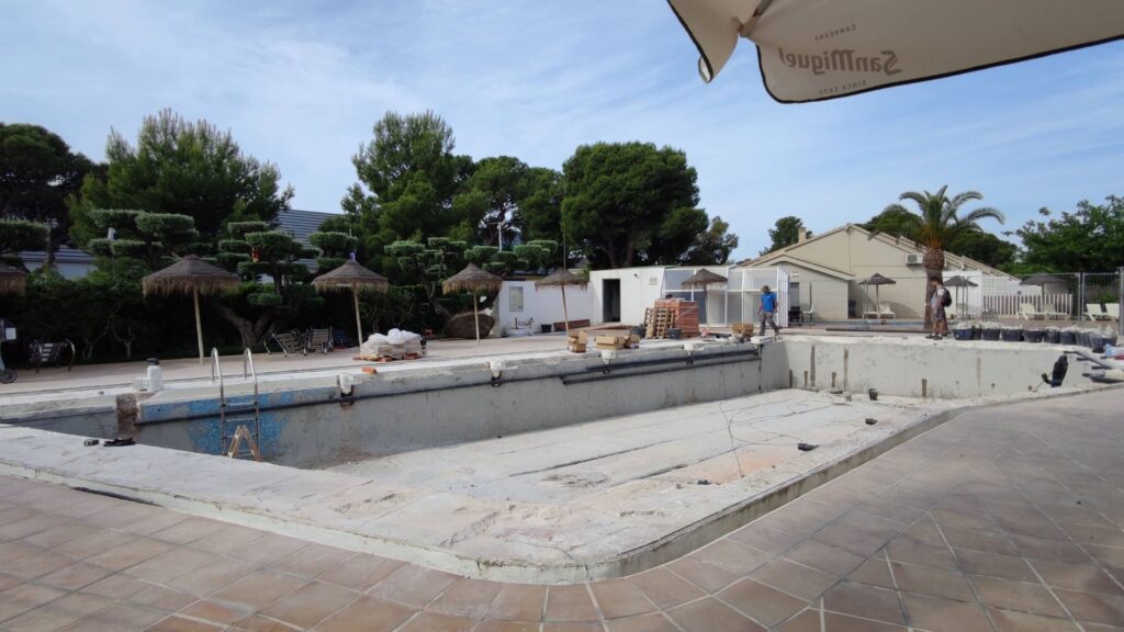 Obras piscina camping Bonterra