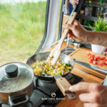 Persona cocinando en su caravana, felizmente